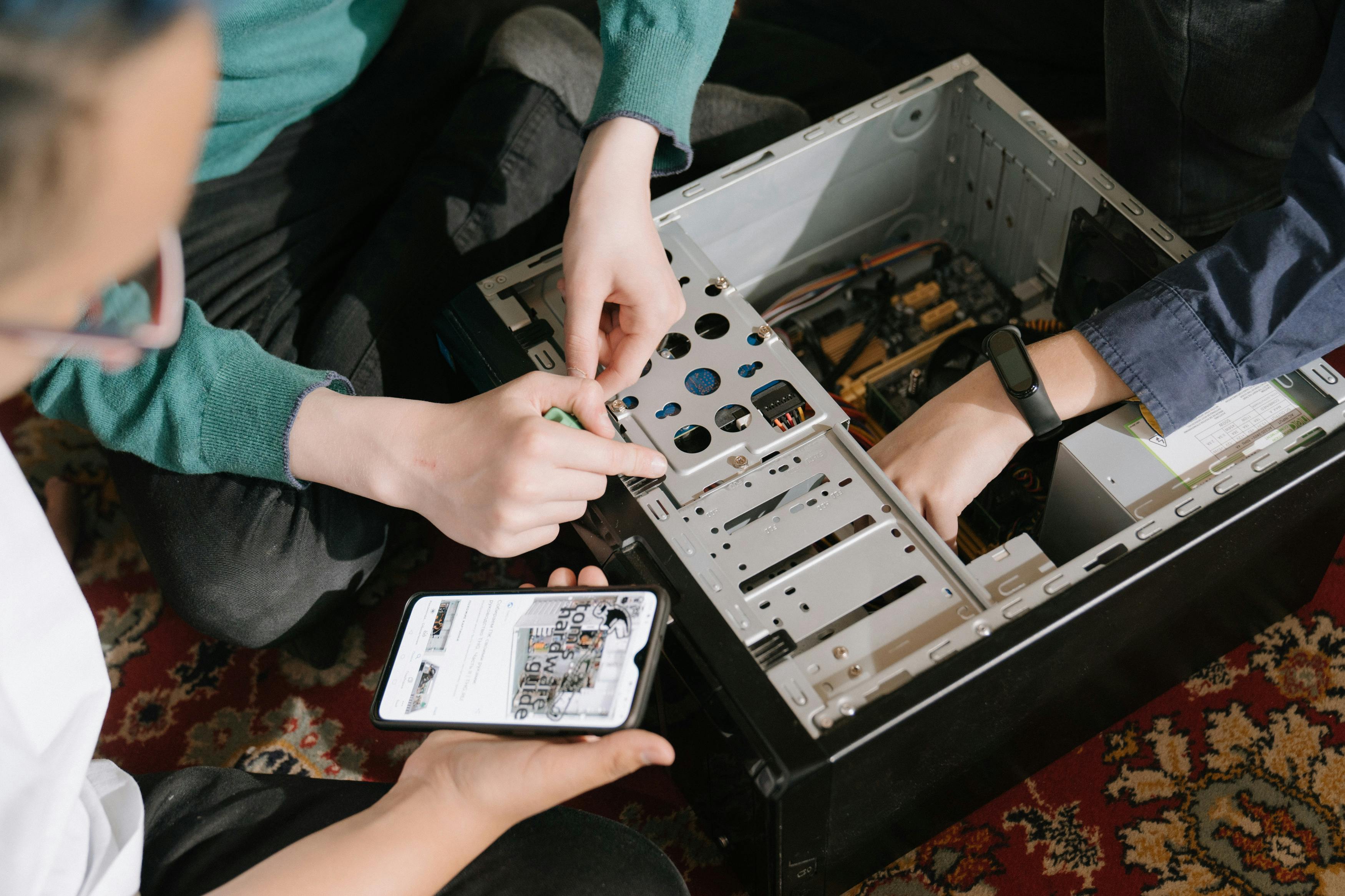 Technicien informatique travaillant sur ordinateur